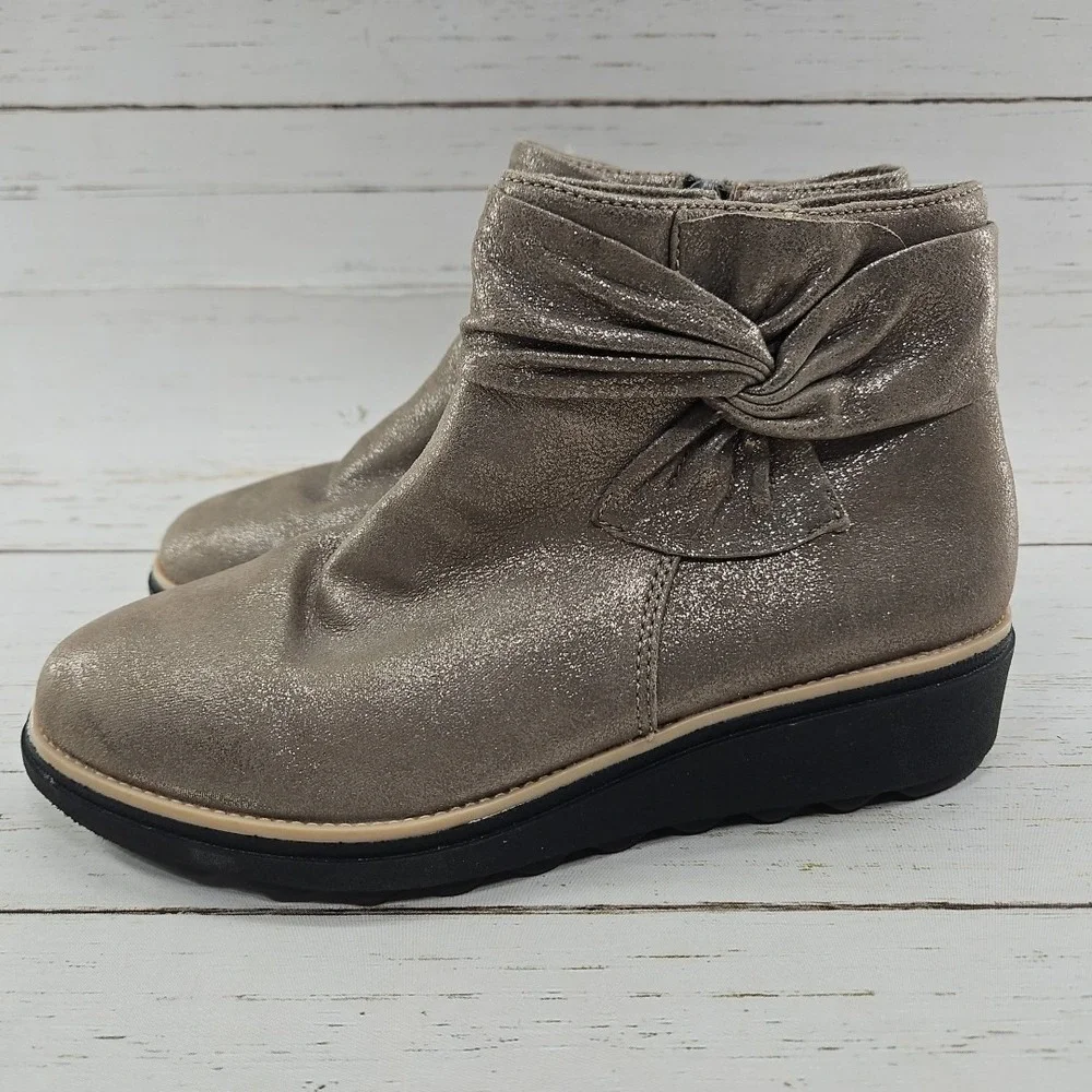Clarks Sharon Salon Womens 7W Taupe Metallic Ankle Boots Wedge Light‎ Weight Zip